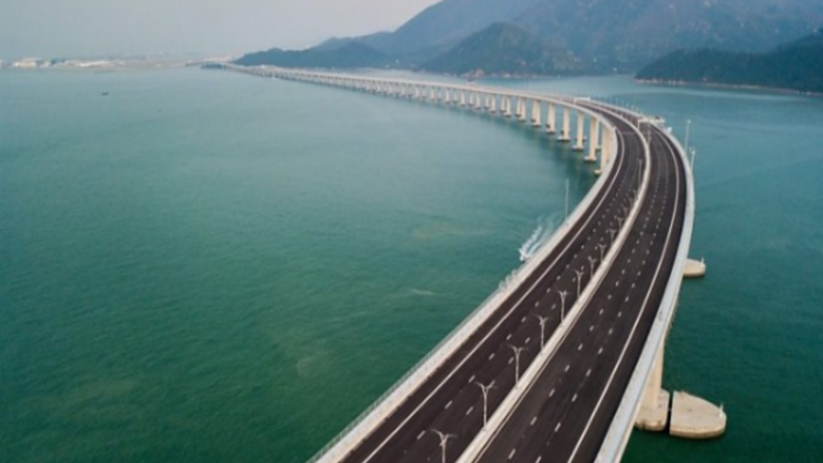 يبلغ طول الجسر 55 كيلومترًا (34 ميلًا) ويتضمن نفقًا تحت الماء