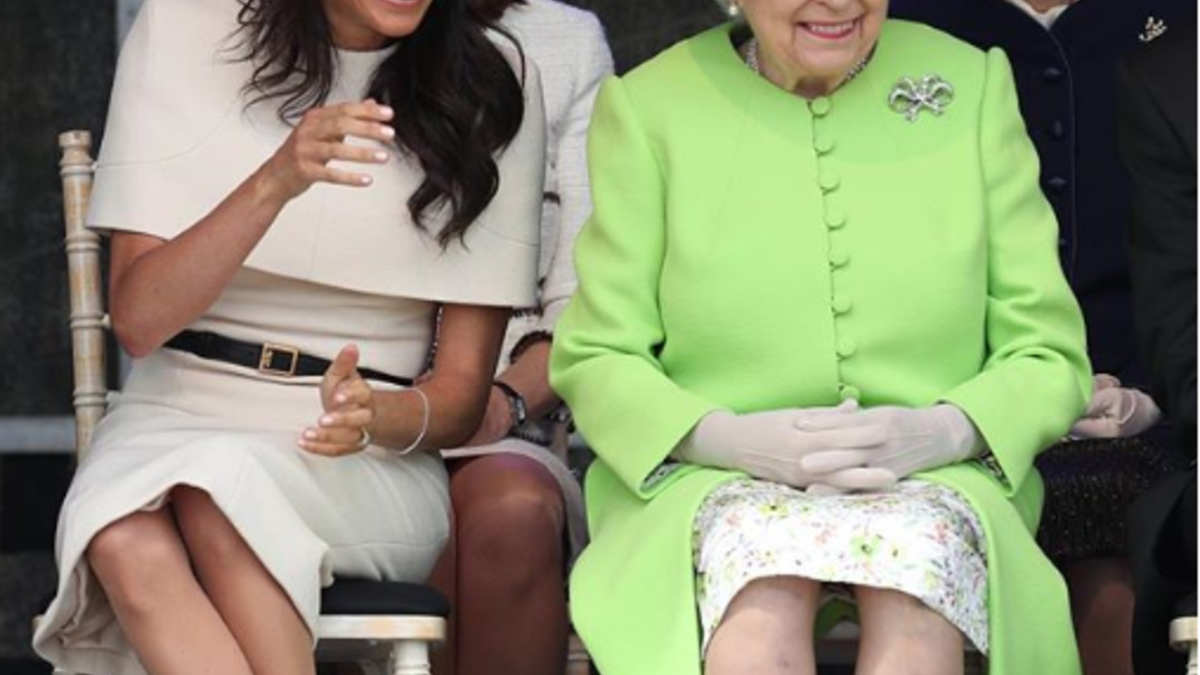 وضع ساق فوق الأخرى عند الجلوس: على الرغم من أنها ليست قاعدة رسمية، إلّا أنّه من المفضّل ألا يضع أفراد العائلة الملكية ساقه فوق الأخرى عند الجلوس