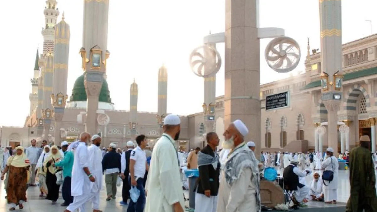 على مساحة 112 ألف متر مربع من ساحات المسجد النبوي تم انشاء قباب منزلقة تحمي من أشعة الشمس تعمل على أنظمة الكمبيوتر، توفر هذه القباب الإنارة الطبيعية والتهوية بطريقة فائقة المرونة