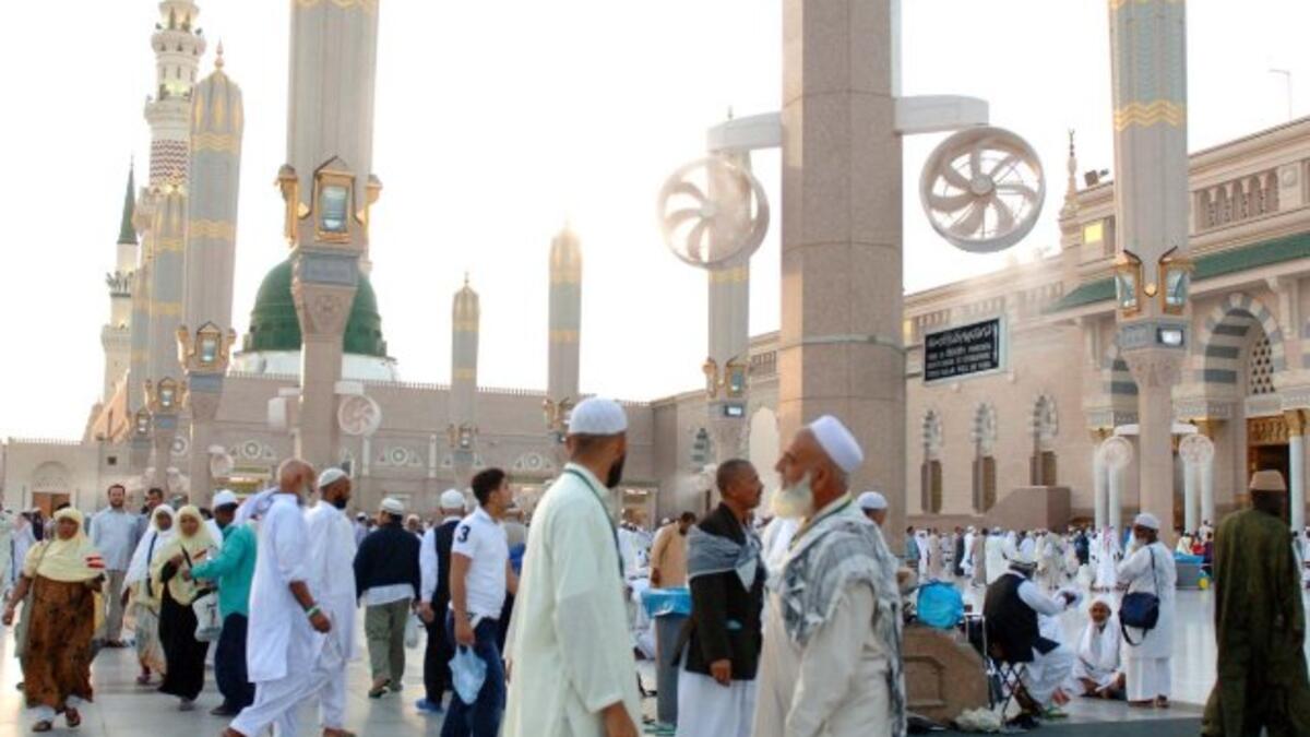 على مساحة 112 ألف متر مربع من ساحات المسجد النبوي تم انشاء قباب منزلقة تحمي من أشعة الشمس تعمل على أنظمة الكمبيوتر، توفر هذه القباب الإنارة الطبيعية والتهوية بطريقة فائقة المرونة