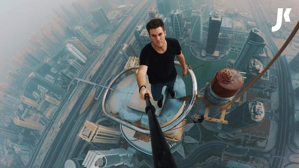 Selfies on Dubai skyscraper (Screenshot YouTube)