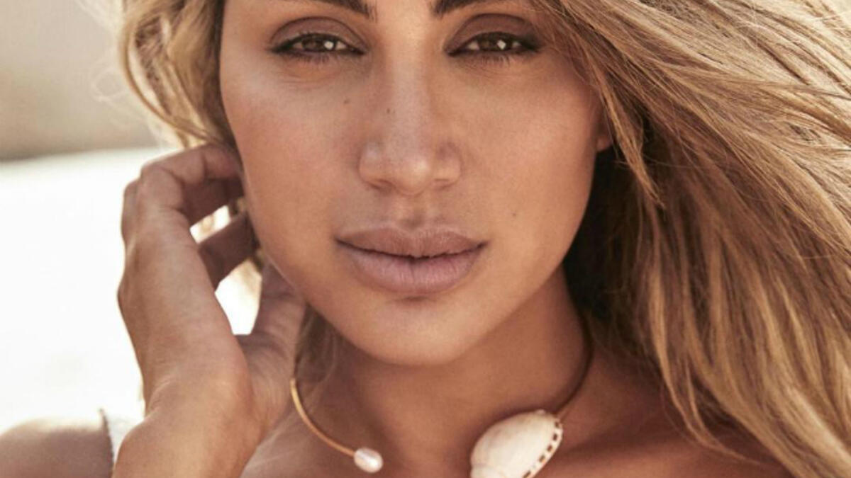 Maya appeared in the photos without putting any makeup