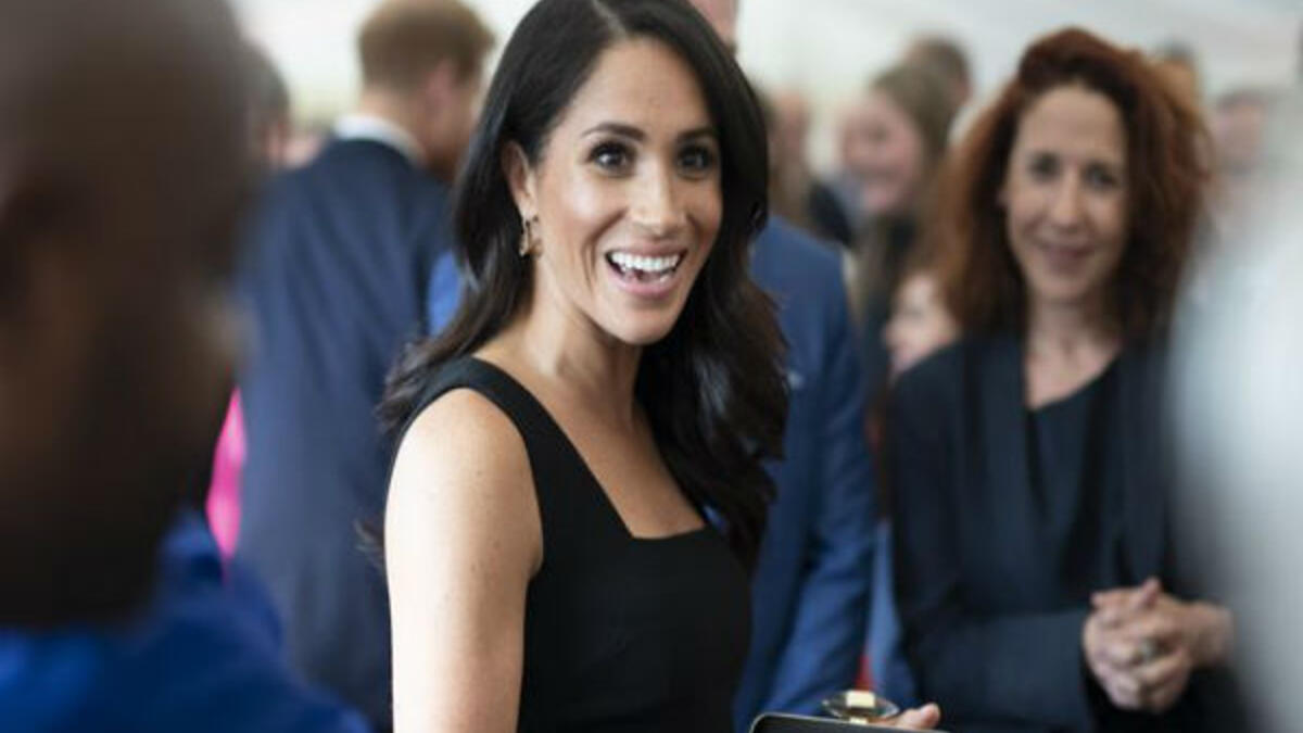 التحدث بالقضايا السياسية: اتُهمت "ميغان" بخرق البروتوكول خلال لقاء جمعتها بمسؤولين في أيرلندا ضمن مناسبة عامة أقيمت بمقر إقامة السفير البريطاني، وذلك في أول رحلة رسمية لها خارج البلاد برفقة زوجها الأمير "هاري".