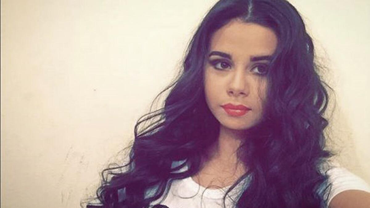 أحدثت الممثلة الشابة منة عرفة حالة من الجدل بين جمهورها بعدما نشرت صورة لها وصفها الجمهور بانها صادمة ونشرت منة عبر حسابها على انستجرام صورة لها بلوك مختلف ومكياج كامل ما أحدث جدلاً بين الجمهور الذي قال انه لم يعرفها من البداية .