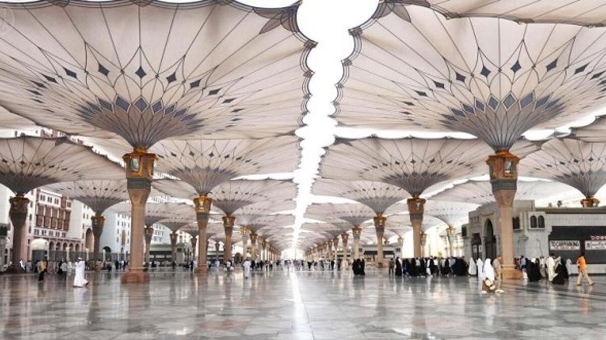 إنشاء 250 مظلة تغطي ساحات المسجد النبوي لتغطي 150 ألف متر مربع وقد  صممت وفقًا لمواصفات متقدمة لتواجه ارتفاع درجات الحرارة في البيت الحرام لتقارب الـ 50 درجة مئوية.