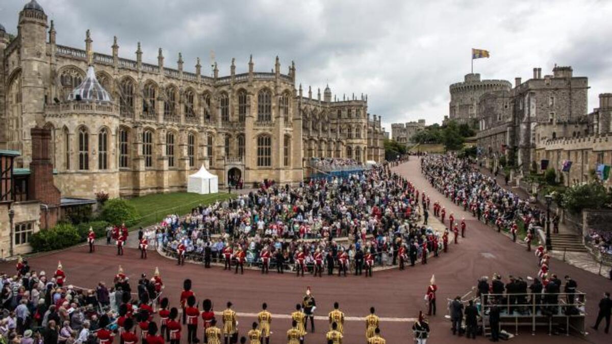 الموكب: في تمام الساعة الواحدة ظهرًا، سيأخذ هاري وماركل موكبًا للركاب من قلعة سانت جورج عبر مدينة وندسور، وبالتالي ستتاح للجمهور فرصة مشاهدة العروس والعريس في يوم زفافهما.