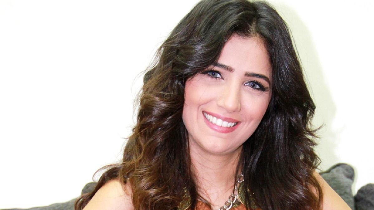 بدأت مي عمر في مجال الإنتاج ثم قامت بإخراج فيديو كليب للفنانة رولا سعد، إلا أنها شعرت أن حبها للوقوف أمام الكاميرا يزداد يوما بعد يوم، فقررت وقتها أن تتناقش مع زوجها في رغبتها في خوض مجال التمثيل، الذي طلب منها أن تمثل أمامه أولًا حتى يتأكد من امتلاكها الموهبة.