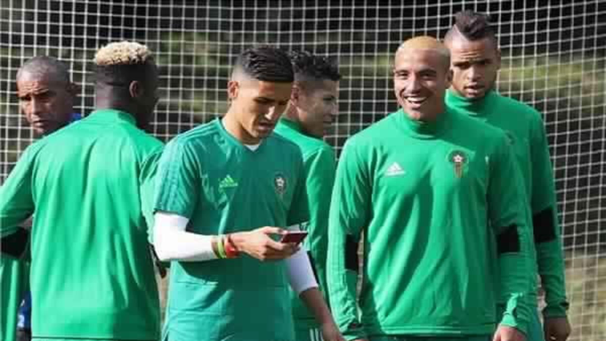 استخدم فيصل فجر لاعب منتخب المغرب هاتفه المحمول، خلال أحد التدريبات استعدادًا لمباراة إسبانيا، في دور المجموعات بكأس العالم 2018، وصرحت مصادر بأن اللاعب حصل على الإذن لفعل ذلك.