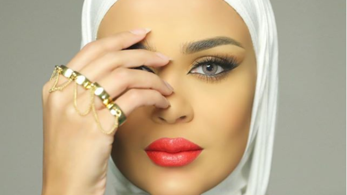 الفاشنيستا الكويتية مريم محمد والمعروفة بـ "مرمر" أيضًا تحرص على إخفاء وجه زوجها بالرغم من حرصها على مشاركة متابعيها صور ابنتيها.