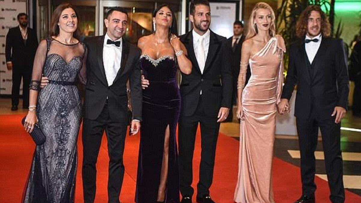 لاعبي برشلونة السابقين تشافي هرنانديز، سيسك فابريغاس وكارليس بويول وزوجاتهم عند وصولهم للسجادة الحمراء