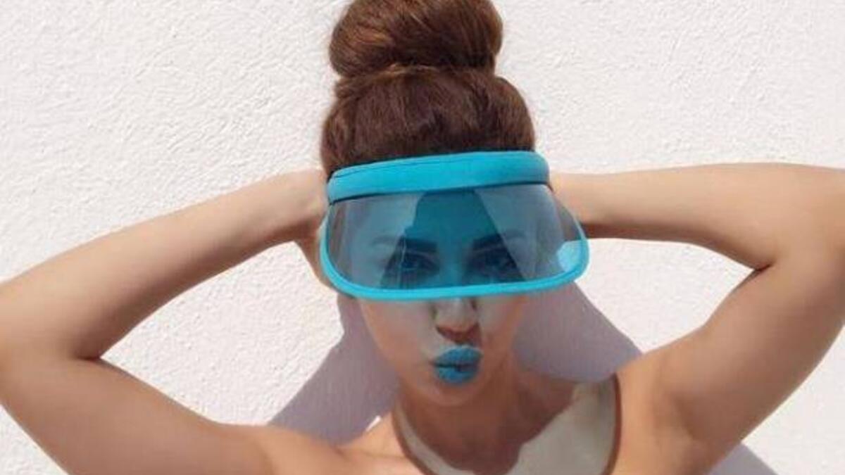 نشرت النجمة ميريام فارس على انستغرام صورتين جديدتين لها، حيث ظهرت بأحمر شفاه من اللون “توركواز” وحامي من الشمس بنقس اللون، وعلقت ميريام على الصورة كاتبة “أجازة سعيدة”. وأثارت الصورة استياء وغضب متابعيها الذين علقوا على جرأتها الشديدة فى نشر الصور.