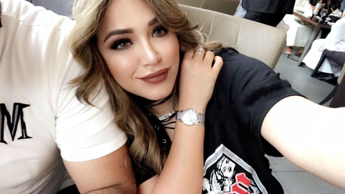 ورداً على تساؤلات متابعيها حول هوية زوجها وسبب عدم ظهوره، أشارت إلى أن زوجها يرفض الظهور ولا يفضل أجواء الشهرة، موضحة أنه أستاذ جامعي وحاصل على درجة الدكتوراه في الهندسة.