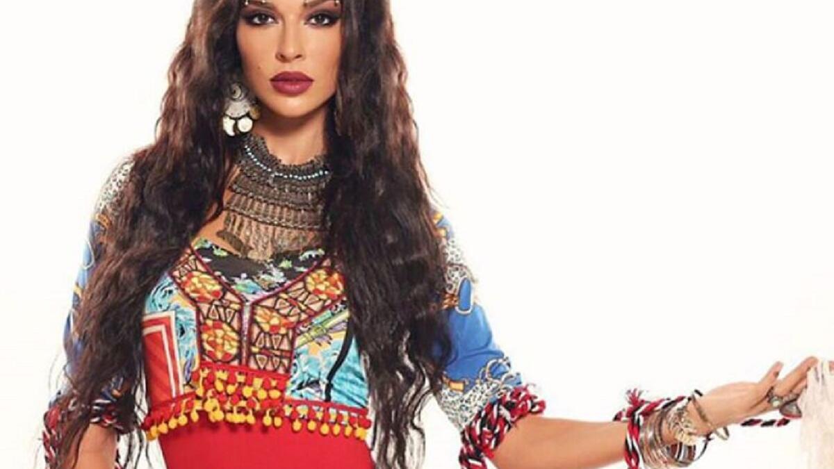 الفنانة نادين نجيم ظهرت في عدة إطلالات غجرية وكانت مميزة في جميع إطلالاتها.