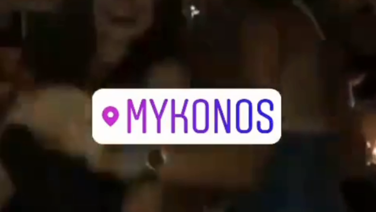 الفنانة المصرية نجلاء بدر ظهرت في أحد الملاهي الليلية بصحبة صديقة لها خلال رحلتها لليونان وهي ترقص على أنغام "بشرة خير" للفنان حسين الجسمي.