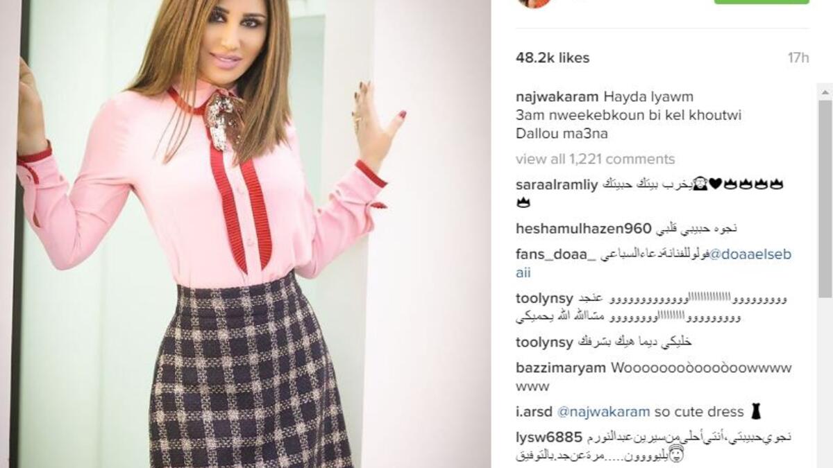 نشرت النجمة اللبنانية نجوى كرم صورة على حسابها الخاص في الانستغرام بـ"نيو لوك" جديد اظهرها بطلة أصغر من عمرها بسنوات حيث قامت بتقصير شعرها وارتدت قميص باللون الزهري وتنورة "كاروهات" بالابيض والأسود.