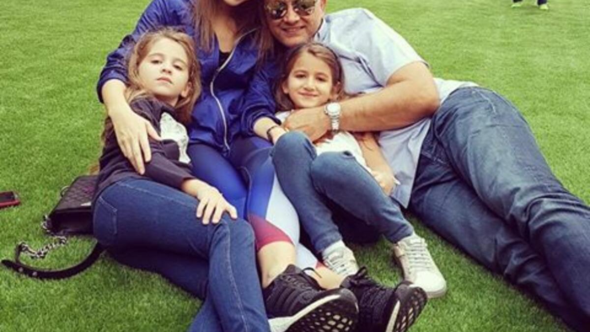 شاركت نانسي عجرم محبيها عبر “إنستغرام” صورة لها خلال تمضيتها عطلة نهاية الأسبوع وظهرت نانسي في الصورة وهي مستلقية على العشب وإلى جابنها زوجها فادي الهاشم وابنتيها ميلا وإيلا ونالت الصورة إعجاباً كبيراً من المتابعين الذين أثنوا على هذه الإطلالة العفويّة.