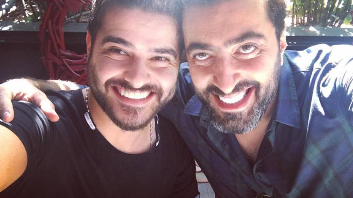 نشر الفنان ناصيف زيتون صورة عبر صفحته الخاصة على أحد مواقع التواصل الإجتماعي برفقة الممثل باسم ياخور حيث إلتقط الصورة على طريقة “السيلفي”. وعلق زيتون على الصورة قائلاً “مع النجم السوري الرائع، ابن البلد الفنان باسم ياخور “وقد لاقت الصورة إعجاب كل من جمهور ياخور وزيتون.