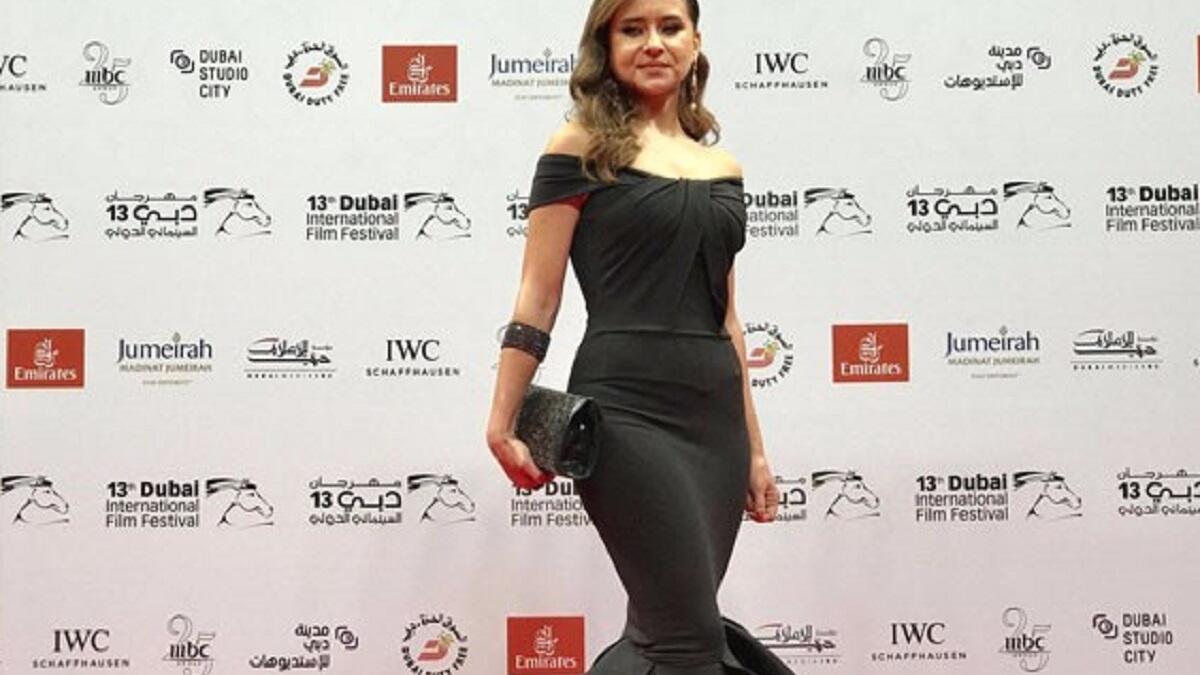 من أجمل إطلالات الحفل كانت الممثلة المصرية نيللي كريم التي اختارت فستانًا مكشوف الأكتاف باللون الأسود بقصة ذيل السمكة، وقد نسقته مع إكسسوارت باللون نفسه.