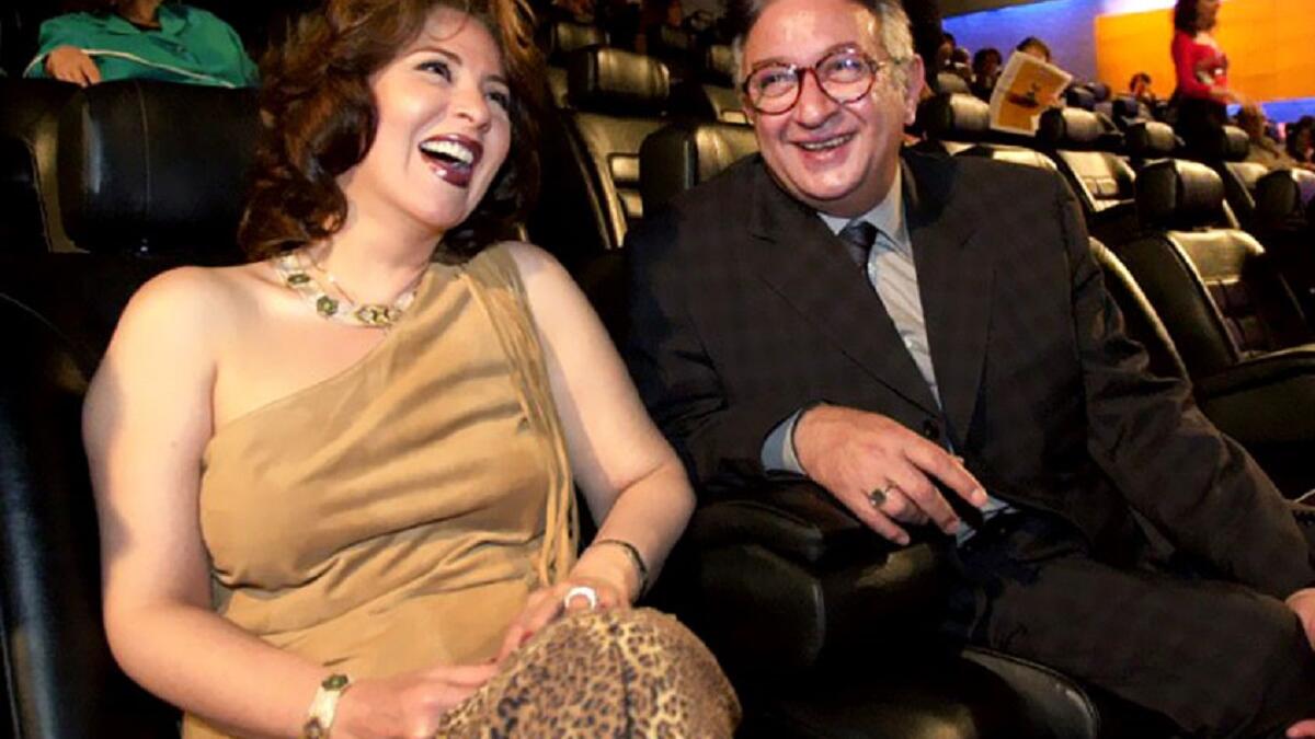 نور الشريف وبوسي: التقت عيونهما أول مرة في تصوير مسلسل "القاهرة والناس"، وحين رآها قال في نفسه "لا بد أن أتزوج هذه الفتاة الجميلة"، قدما فيلم "حبيبي دائمًا" الذي انطبق عليهما كعاشقين فتزوجا.