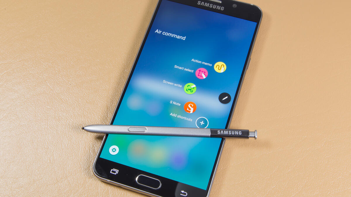 أعلنت سامسونج في مدينة نيويورك عن هاتفها الذكي Galaxy Note 5 بتصميم مختلف والذي يأتي بشاشة كبيرة،ويأتي مع قلم رقمي جديد وإمكانيته الكتابة مباشرة على شاشة الهاتف وحفظ الملاحظات حتى في حالة كان الهاتف في وضع الاستعداد أو مغلقا دون كتابة كلمة المرور