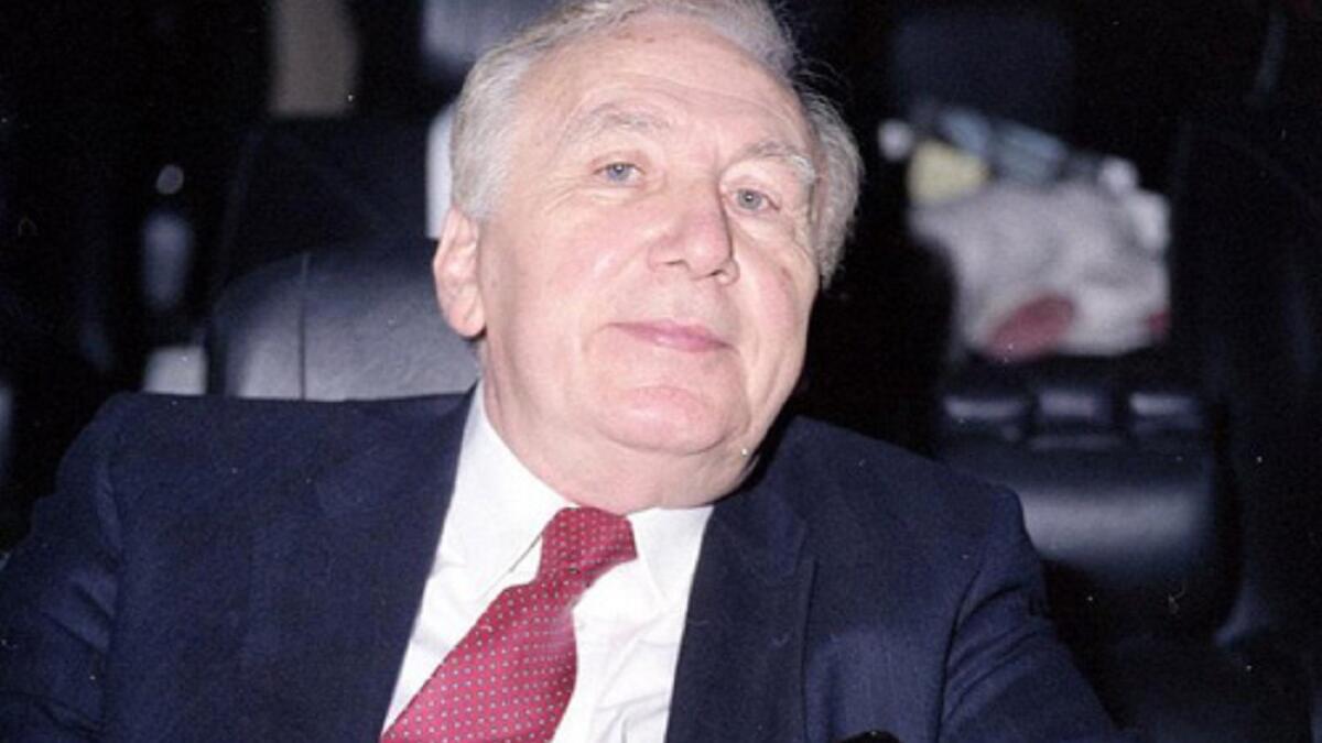 غنى للقباني: غنى العندليب "قارئة الفنجان" و"رسالة من تحت الماء" للشاعر نزار قباني، والتي لحنها الموسيقار محمد الموجي، وأخبر ابن الموجي الصحافة بأن العندليب حبس والده في فندق ميناهاوس للانتهاء من لحن "قارئة الفنجان" وكان يرسل النقود للعائلة أسبوعيًا ليعوض غيابه.