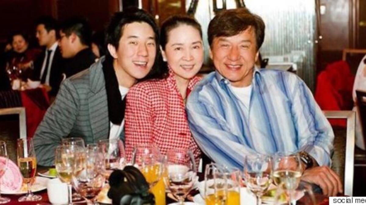 جاكي شان وجوان لين: اعترف "جاكي شان" أنه خان زوجته التي ارتبط بها عام 1982 عدة مرات واعتقد أنها ستتركه بعد أن انكشف أمر علاقته السرية مع ممثلة من هونغ كونغ تُدعى إيلين أنغ ولكن رغم ذلك آثرت البقاء والحفاظ على زواجها.