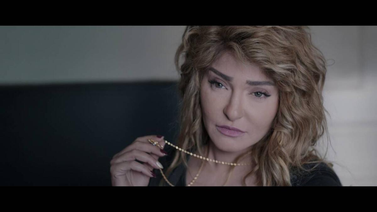 في مسلسل "الخروج"، ظهرت الفنانة علا غانم وهى تستحم بكامل رونقها ومكياجها، وحافظت عليه حتى بعد خروجها من الحمام، وهى تضع المنشفة على رأسها.