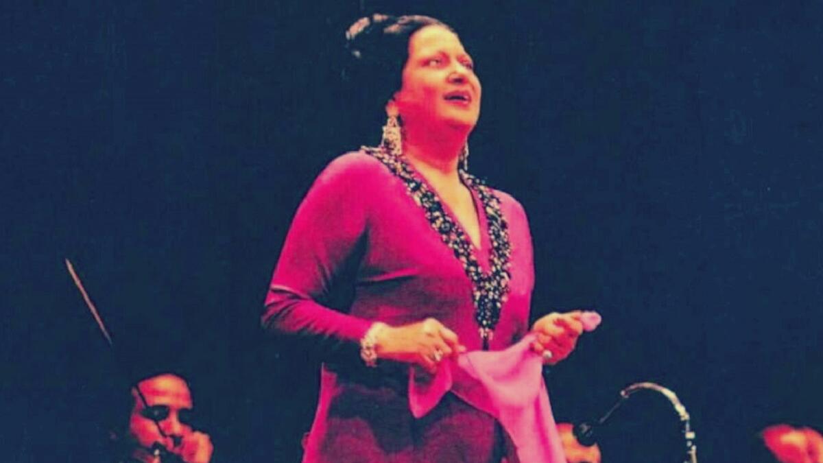 سر المنديل: عندما بدأ نجم أم كلثوم يلمع في سماء الفن أصبحت الفتاة الفقيرة تقابل علية القوم ولشدة ارتباكها وخجلها كان العرق يتصبب منها، فأعطتها والدتها قماش لتجفف العرق حتى أصبح رفيقًا في حفلاتها.