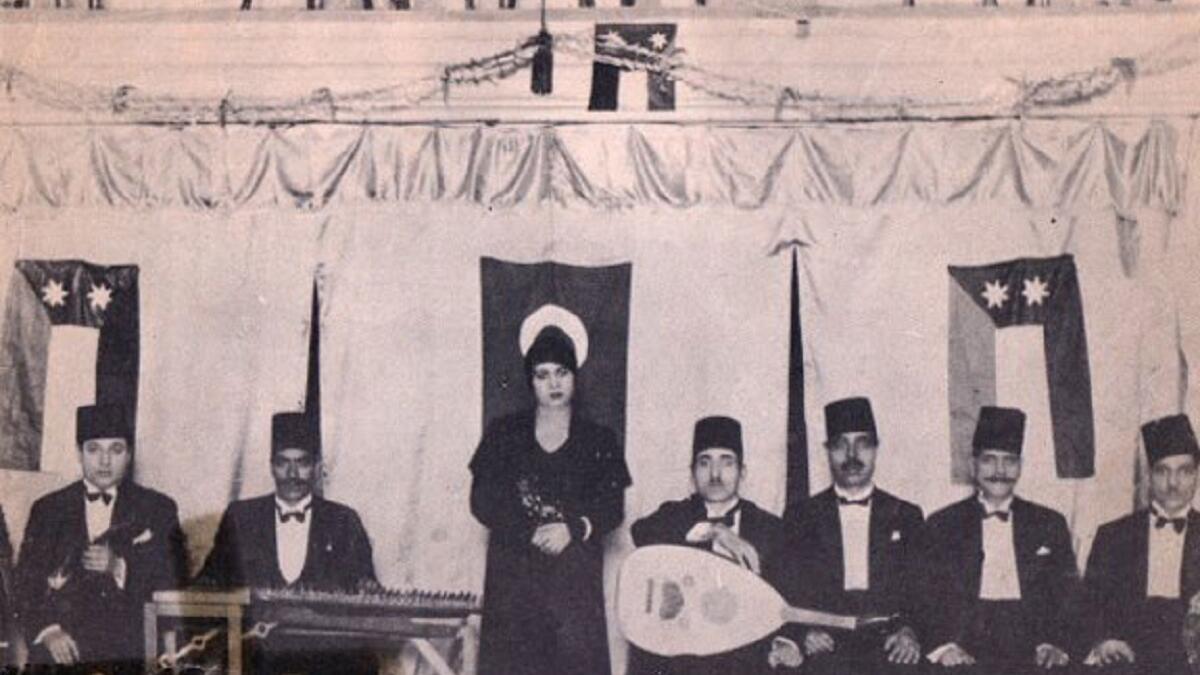 العقال والعباءة: كانت تغني وهي تلبس العقال وملابس الأولاد، فحين أسست فرقتها الخاصة مع القصبجي وأحبت أحمد التجريدي وتوفي مرشدها في عالم الطرب "أبو العلا"، خلعت أم كلثوم العقال والعباءة وظهرت في زي الآنسات المصريات.