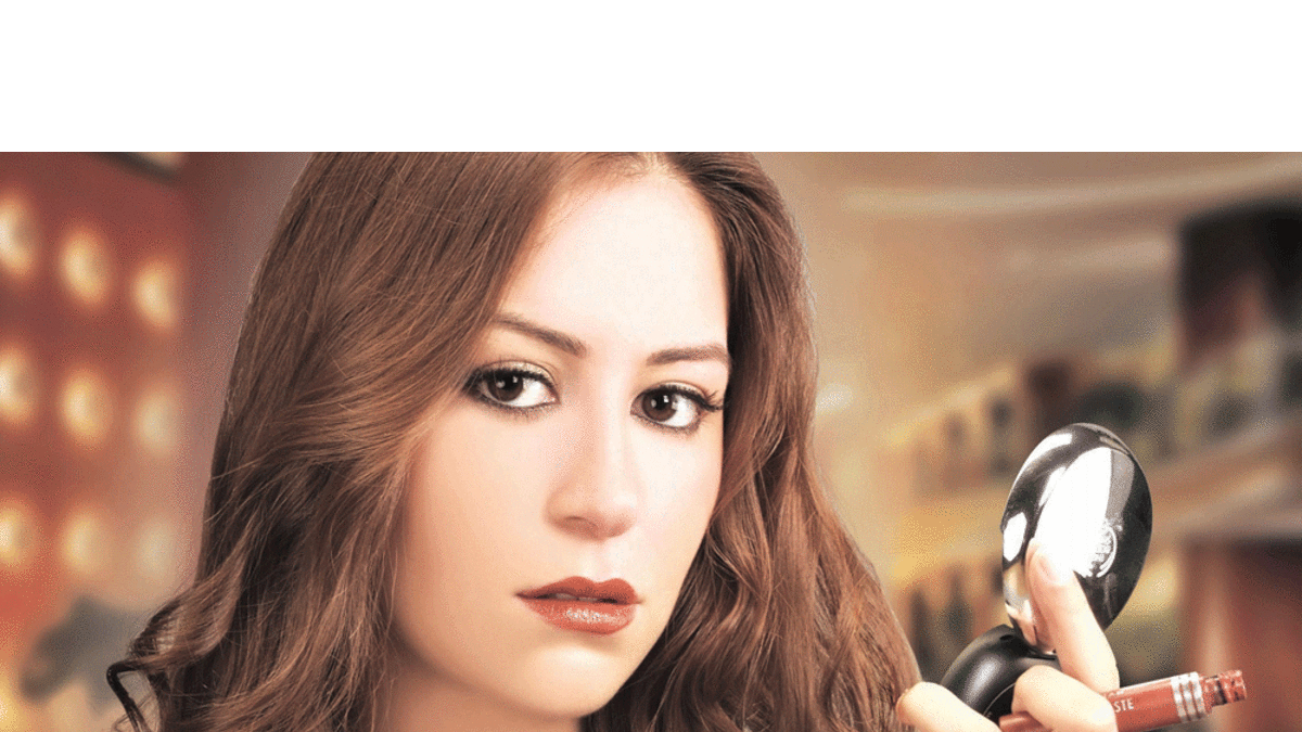 منة شلبي: تعرضت للتحرش الجنسي من شاب سوداني حاول تقبيلها بالقوة خلال سيرها بالشارع، إلا أنها صرخت واستغاثت بالمارة الذين أنقذوها منه.