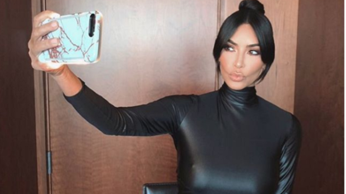 كيم كارداشيان: في عام2007 تم تسريب فيديو إباحي لها برفقة حبيبها السابق راي جاي تم تصويره عام 2003.