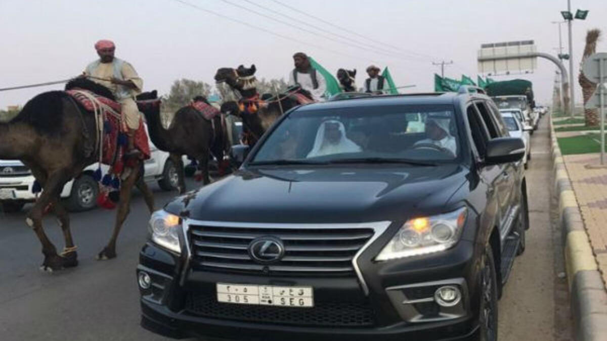 انطلاق أولى المسيرات التي تم تشكيلها من المركبات والخيول والهجن والدراجات، في مدينتي "أشيقر" و"القصب"، احتفالًا باليوم الوطني بمشاركة رؤساء الدوائر والأعيان على أنغام الأناشيد الوطنية.