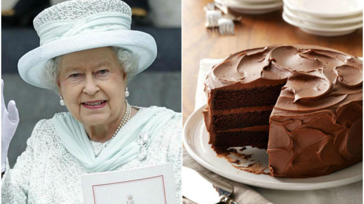 تعشق الملكة "إليزابيث الثانية" الشيكولاتة، خاصة الكعك المصنوع منها، مثل كعكة البسكويت والموس، حيث تحرص على تناولها ومعها كوب من الشاي.