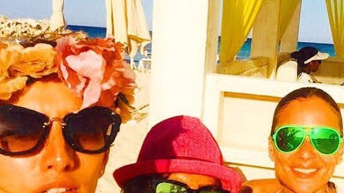 سافرت الفنانة ريم البارودي لأحد الشواطئ الساحلية من أجل قضاء أجازتها الصيفية ريم شاركت جمهورها على موقع «أنستجرام» في صور لها على البحر وظهرت في واحدة من الصور بصحبة الفنانة زينة وشقيقتها ياسمين رضا، وعلقت ريم: «أجازة، بحر، مع الأصدقاء، حرة مثل الطير».