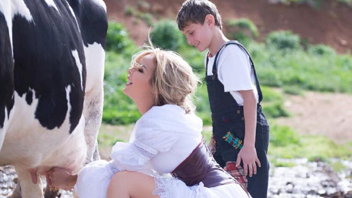 الفنانة رولا اختارت الإطلالة الغجرية أيضاً في أحد كليباتها.