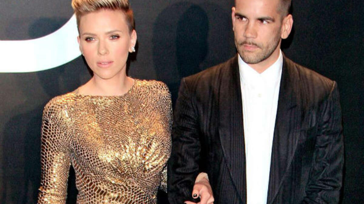 الممثلة سكارليت جوهانسون والصحفي الفرنسيّ رومان دورياك: تزوجا بشكل سري عام 2014 لكنهما انفصلا عام 2017.