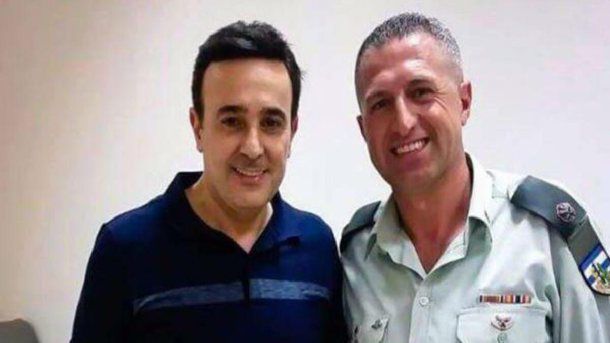 أثارت صورة الفنان التونسي صابر الرباعي مع أحد الجنود الإسرائيليين جدلاً كبيرًا عبر مواقع التواصل الاجتماعي، وصل حد اتهام الرباعي بالتطبيع مع إسرائيل.