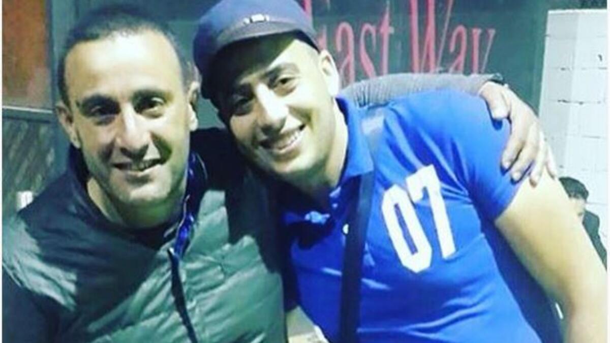 كشفت الممثل أحمد السقا عن شاب يشبهه إلى حدٍّ كبير، إلى درجة أن البعض ظنّ أنه شقيقه، ليتبيّن أن لا علاقة قرابة بينهما.. ورغم أن مسألة الشبه تزعج أحياناً بعض النجوم، إلا أن السقا على غرار تامر حسني، أعرب عن سعادته لوجود شبيه له، مؤكداً أنه مذهول من الشبه الكبير.