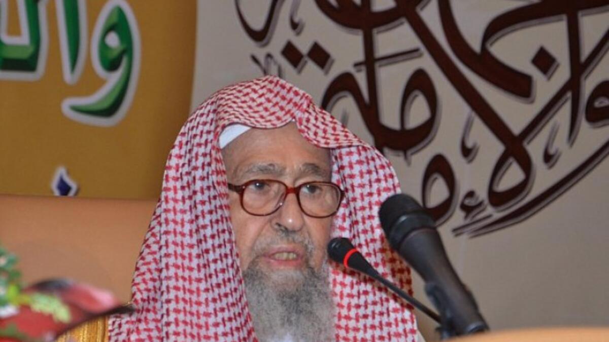 الانحناء لتقبيل قدم الأم حرام: الشيخ صالح الفوزان أصدر فتوى غريبة حرم فيها الانحناء لتقبيل قدم الأم، معللًا الأمر بأن الانحناء لغير الله لا يجوز، كما أنه حرم تقبيل رأس الوالدين.