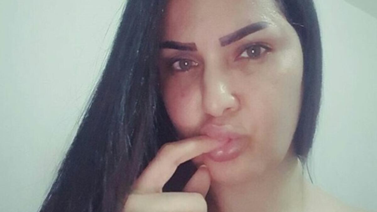 سما المصري: أعادت تقليد فيديو غادة عبد الرازق  ببث مباشر من غرفة نومها وعلى سريرها مع محاولات لرفع قميص نومها وذلك بسخرية من الفنانة وقالت "أنا كدة ملاك يا ناس"