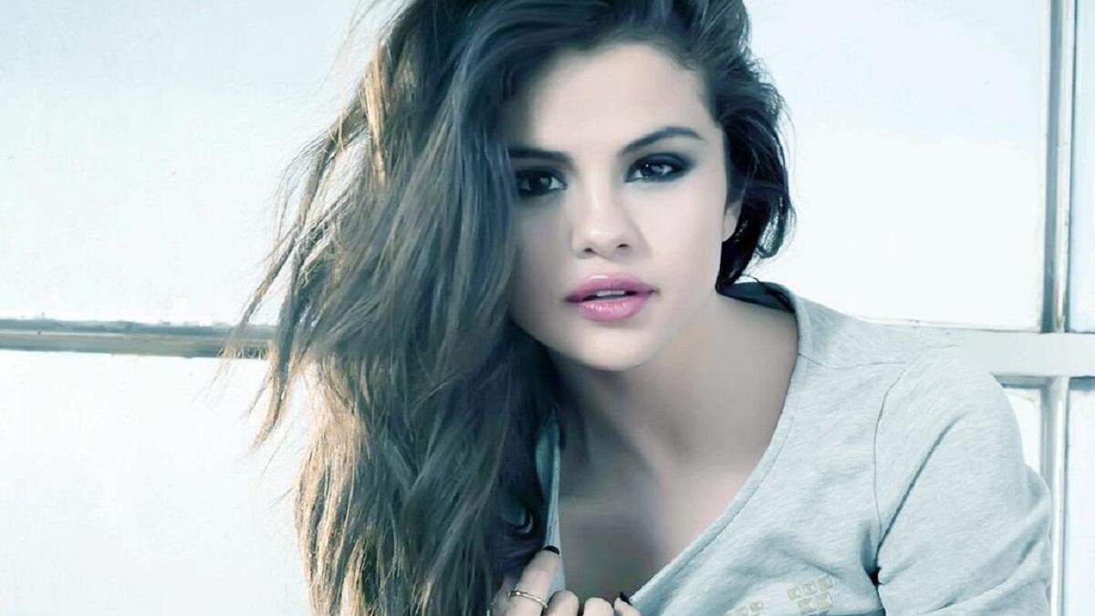 المغنية الأميركية ذات الأصول اللاتينية سيلينا غوميز ألغت جولة غنائية لتخضع لمرض Lupus والذي من أعراضه دخول المريض في اكتئاب شديد، ورغم ذلك فهي تعتلي قمة مشاهير "إنستغرام".