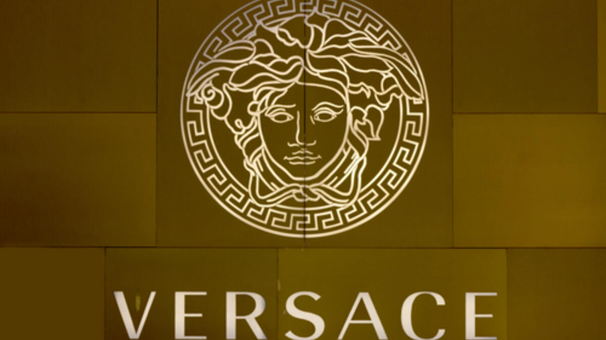 فيرساتشي: يستعرض الشعار نمط مفتاح يوناني يتوسطه الوحش اليوناني الأسطوري "ميدوسا" الذي يحوّل من ينظر إليه إلى حجر، في إشارة إلى أن من ينظر لمنتجات الشركة يثبت مكانه.