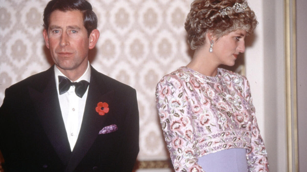 الأميرة ديانا والأمير تشارلز: تسببت علاقة الأمير "تشارلز" بالسيدة "كاميلا باركر باولز" قبل وبعد زواجه من الأميرة ديانا في فضيحة كبرى، حتى انتهى زواجهما وحصل كلاهما على الطلاق في عام 1996 وقبل عام واحد من وفاة ديانا.