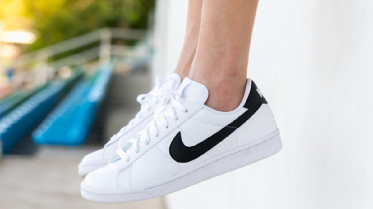 نايك: يرمز شعار شركة الأحذية الأشهر في العالم Nike لسرعة الصوت