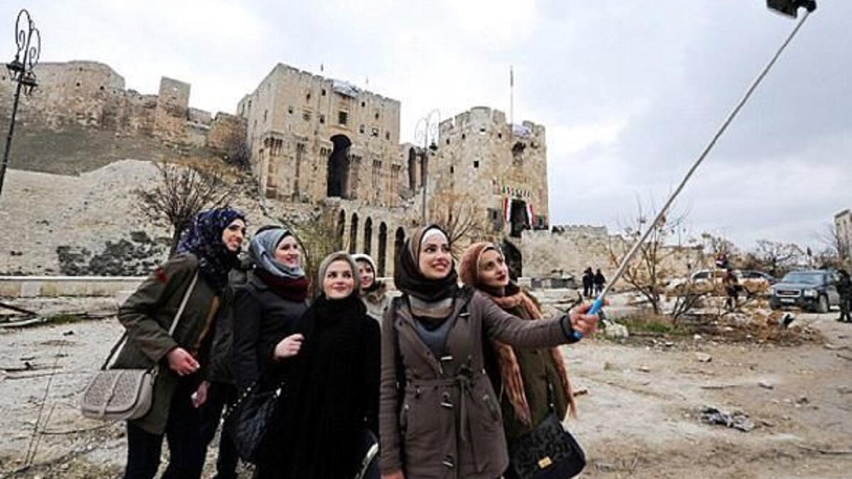 سيلفي حلب المنكوبة
التقطت مجموعة من النساء صور "سيلفي" من أمام القلعة التاريخية الموجودة داخل مدينة حلب، وسط ركام المباني والسيارات المدمرة.