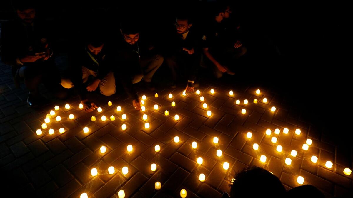 من أمام بوابة براندنبورغ في العاصمة الألمانية برلين.