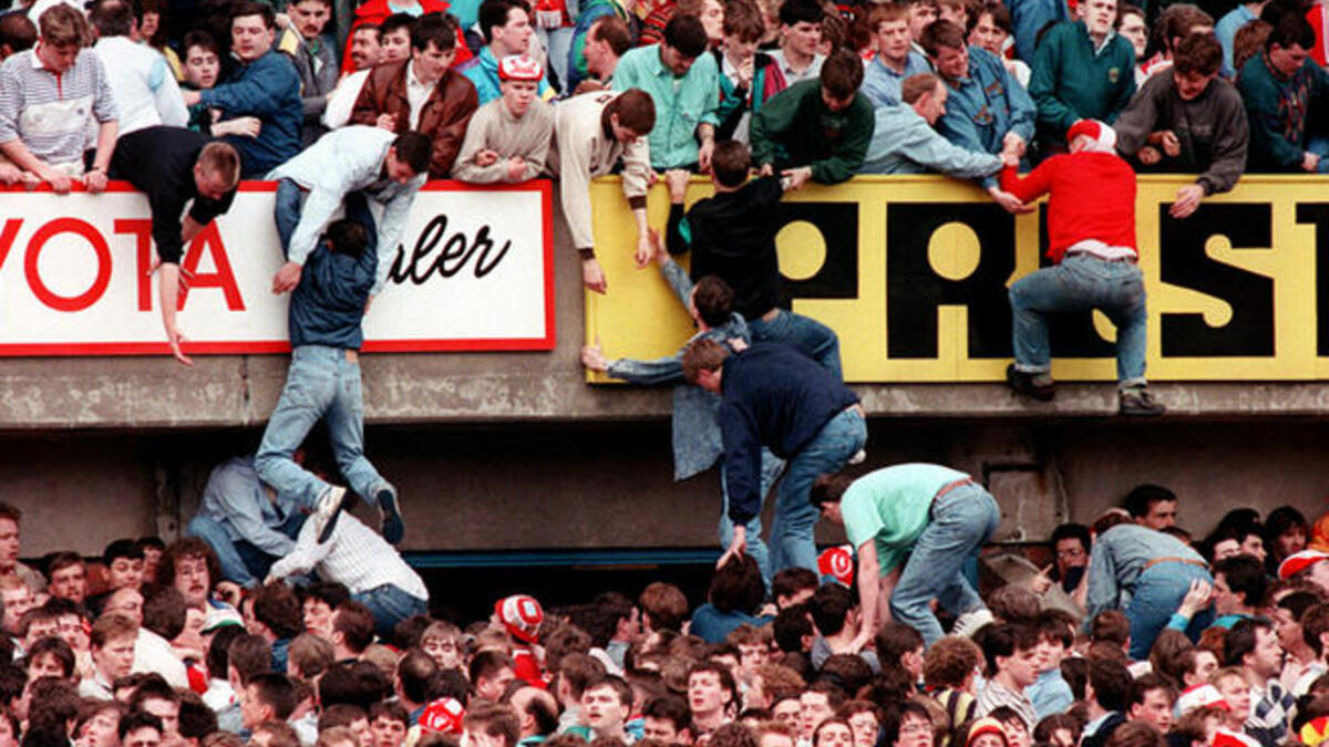 أبريل 1989 - بريطانيا: أسوأ الحوادث في تاريخ البلاد وذلك بملعب هيلزبورو حين تسبب تدافع الجماهير بسحق 96 شخصاً وإصابة 200 آخرين على الأقل بعد مرور 6 دقائق على بداية مباراة نوتنغهام فوريست وليفربول ضمن الدور نصف النهائي من كأس الاتحاد.