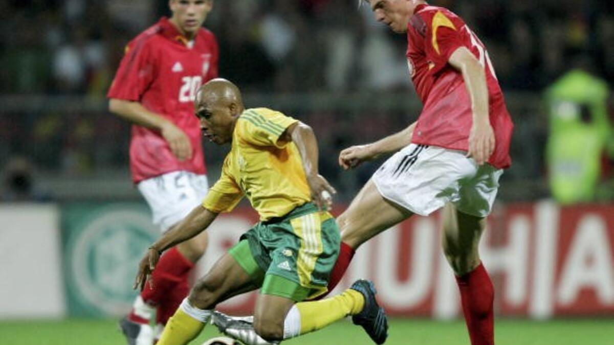 لاعب الوسط الجنوبي إفريقي بينيديكت فيلاكازي (157 سم - مواليد 1982): احترف في صفوف أورلاندو بايريتس وآلبورغ وماميلودي سنداونز ومبومالانغا بلاك آيسيز وبلاك ليباردز ومالانتي تشيفز ونوتواني وبوتسوانا ميت كوميشين.