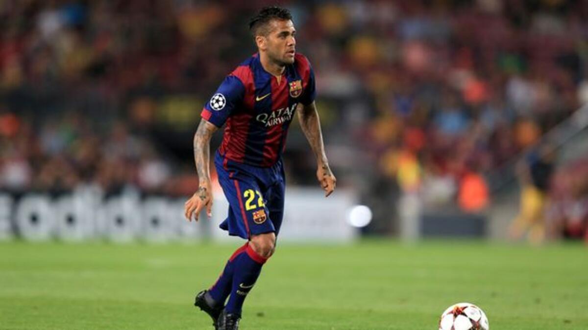 8- الظهير البرازيلي داني ألفيش: انتقل من إشبيلية إلى برشلونة مقابل 35.5 مليون يورو موسم 2008-2009.