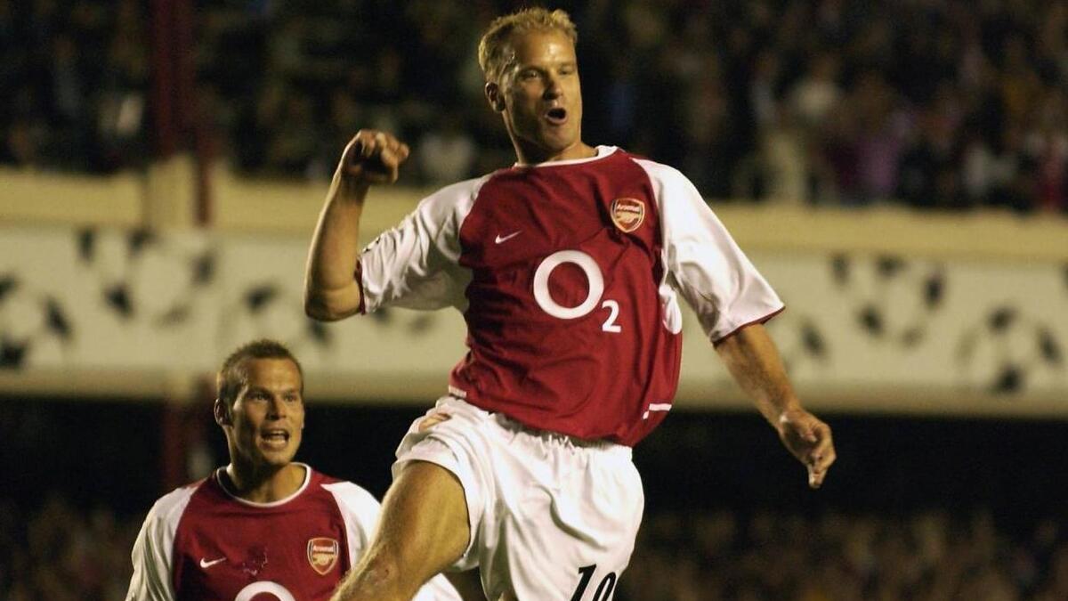 المهاجم الهولندي دينيس بيرغكامب (آرسنال): لم يسجل خلال أول 7 مباريات مع الغانرز، ثم بدأ مسيرة التألق في المباراة 8 أمام ساوثهامبتون، سجل 120 هدفاً وفاز بـ 7 ألقاب، كانت أفضل لحظاته أمام نيوكاسل عام 2002 عندما سجل من أول لمسة للكرة، أعقبه بهدف آخر لا يقل روعة.